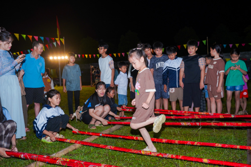 Các em nhỏ có những giây phút thư giãn với trò chơi dân gian nhảy sạp