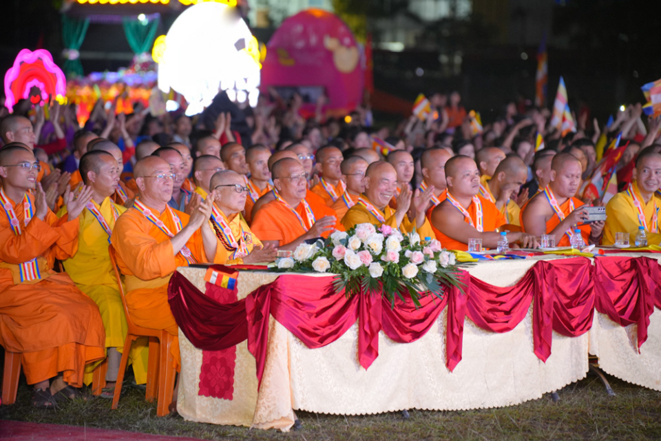 Chư Tôn đức Tăng chứng minh tham dự chương trình