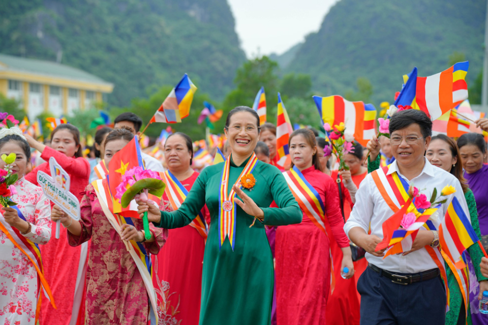Phật tử Phạm Thị Yến (Pháp danh Tâm Chiếu Hoàn Quán) - Chủ nhiệm CLB Cúc Vàng - Tập Tu Lục Hoà, Phó Trưởng Ban Từ thiện xã hội GHPGVN tỉnh Quảng Bình, Trưởng Ban Từ thiện xã hội GHPGVN huyện Minh Hoá, Phó Trưởng ban Tổ chức Đại lễ trong buổi lễ diễu hành xe hoa mừng Phật đản