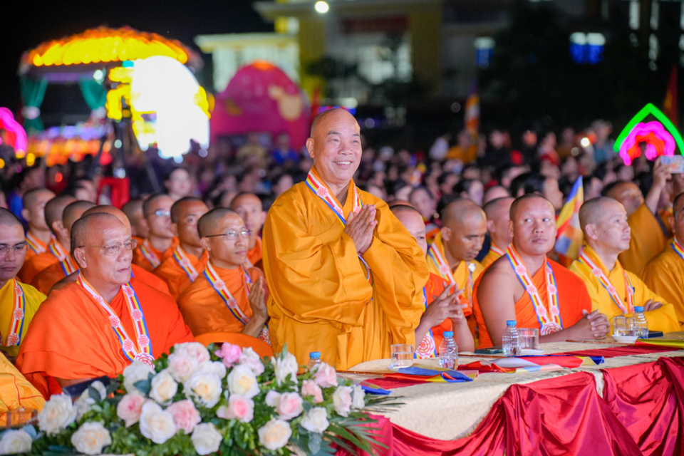 Thượng tọa Thích Phương Đạt – Ủy viên HĐTS Trung ương GHPGVN, Phó Trưởng ban Thường trực BTS GHPGVN tỉnh Quảng Bình, Trưởng BTS GHPGVN huyện Lệ Thủy chứng minh tham dự chương trình