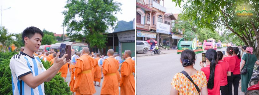 Người dân lưu lại khoảnh khắc đoàn diễu hành đi qua các con phố thị trấn Quy Đạt