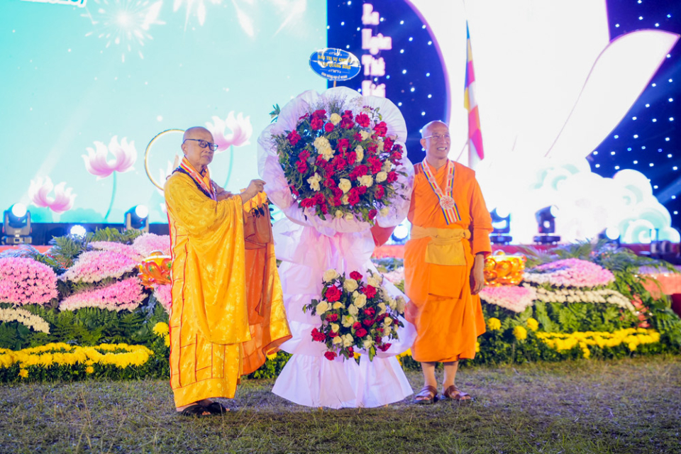 Thầy Thích Trúc Thái Minh – Phó Trưởng ban Phật giáo Quốc tế Trung ương, Phó Trưởng ban Thông tin Truyền thông Trung ương GHPGVN, Phó Trưởng BTS GHPGVN tỉnh Quảng Bình, Trưởng BTS GHPGVN huyện Minh Hóa, Trưởng BTC Đại lễ đón nhận lẵng hoa chúc mừng của BTS GHPGVN tỉnh Quảng Bình