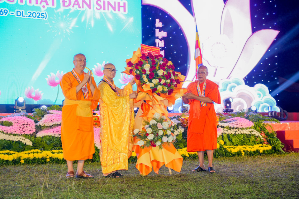 Hòa thượng Souvan Chanthalath chúc mừng Đại lễ Phật đản