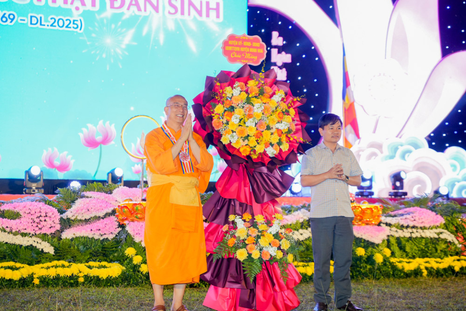 Đại diện Huyện ủy, Hội đồng Nhân dân, Ủy ban Nhân dân, Ủy ban MTTQVN huyện Minh Hóa tặng hoa chúc mừng Đại lễ Phật đản