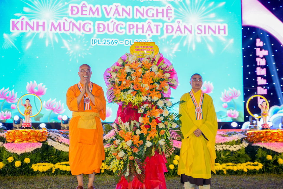 Thầy Thích Trúc Thái Minh đón nhận lẵng hoa chúc mừng từ BTS GHPGVN thành phố Đồng Hới