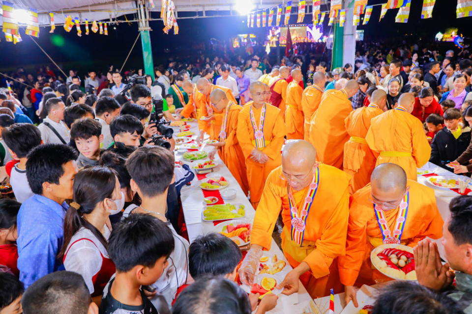 Thực hiện chủ trương của Giáo hội Phật giáo Việt Nam là giữ gìn và phát huy những nét đẹp văn hóa truyền thống dân tộc, những món ăn tại gian hàng ẩm thực đều là những món ăn quen thuộc của người Việt