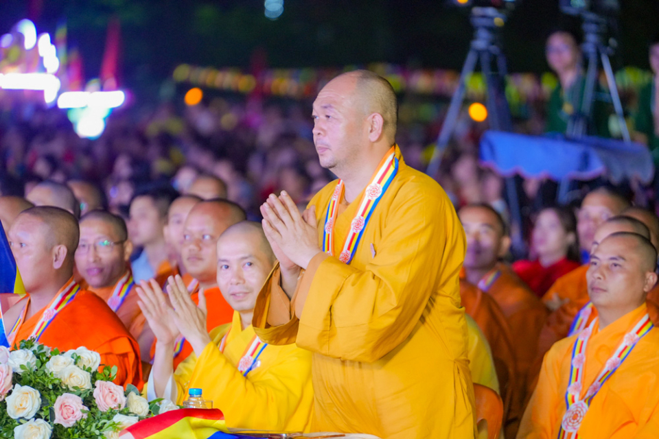 Thượng toạ Thích Phương Ngân - Phó Trưởng ban Thường trực Ban điều phối Phật giáo Việt Nam tại Lào chứng minh tham dự chương trình