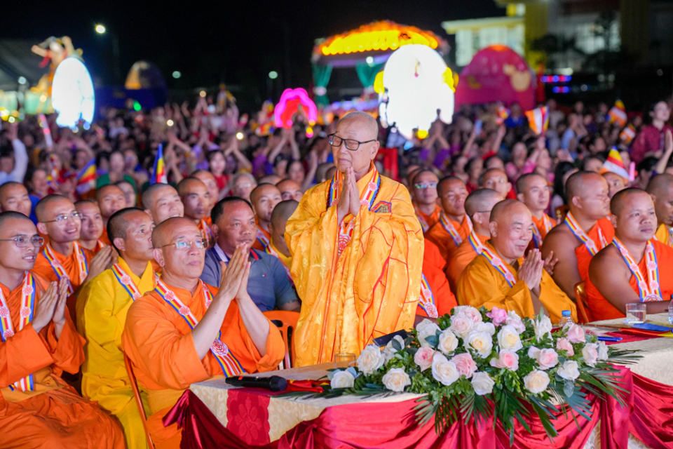 Trưởng lão Hòa thượng Thích Tánh Nhiếp – Phó Chủ tịch Hội đồng Trị sự Trung ương, Phó Trưởng ban Tăng sự Trung ương GHPGVN, Đặc trách Phật giáo Việt Nam tại Lào, Trưởng Ban Trị sự GHPGVN tỉnh Quảng Bình chứng minh tham dự đêm văn nghệ