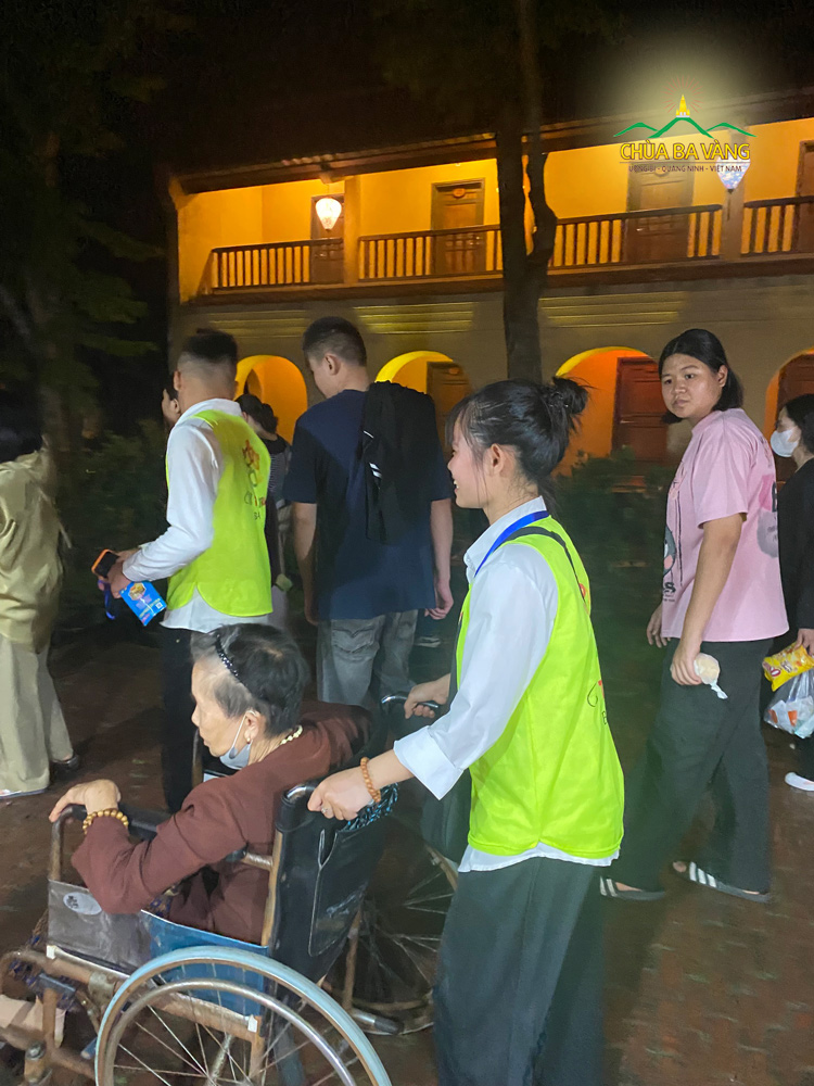 Bạn Phạm Thị Hương (người đẩy xe lăn) hoan hỷ khi được góp sức mình để hỗ trợ mọi người