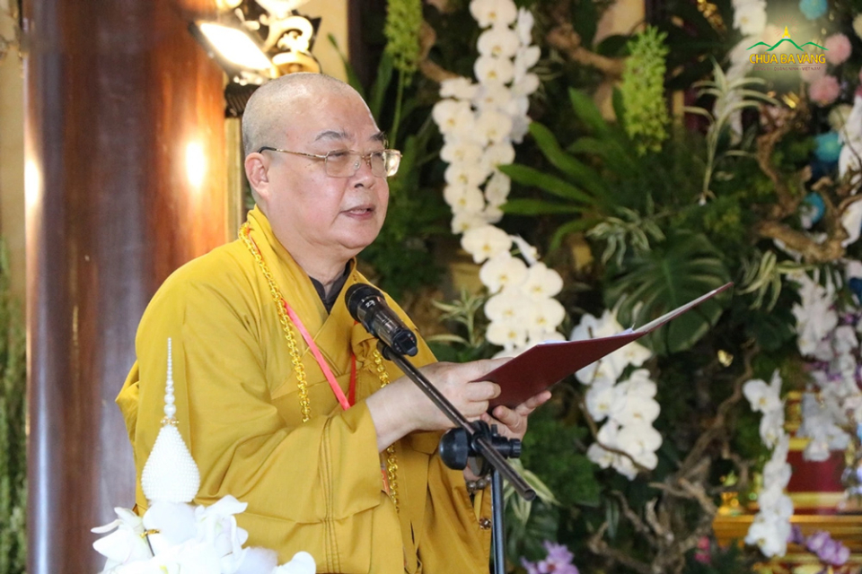Trưởng lão Hòa thượng Thích Thanh Nhiễu phát biểu tại buổi lễ cung tiễn Xá lợi Đức Phật từ chùa Quán Thế Âm ra sân bay quốc tế Đà Nẵng để trở về lại Ấn Độ