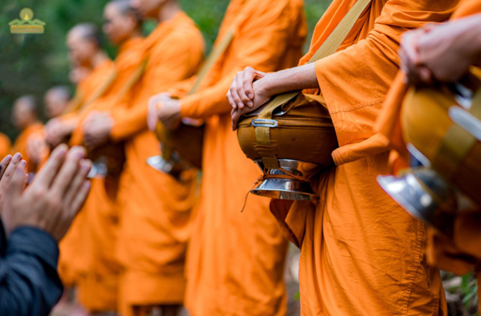 Khất thực bằng bình bát giúp chư Tăng trừ bỏ tham vị