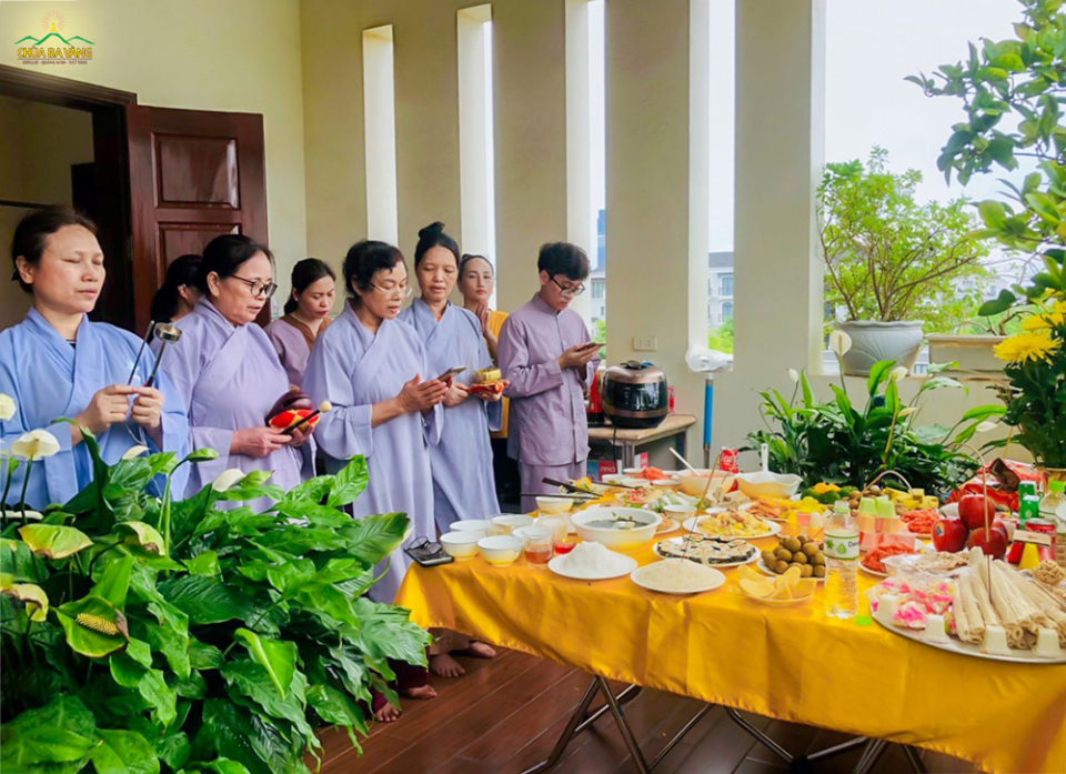 Chúng ta có thể tự làm lễ cúng cô hồn tháng 7 tại nhà (ảnh minh họa)