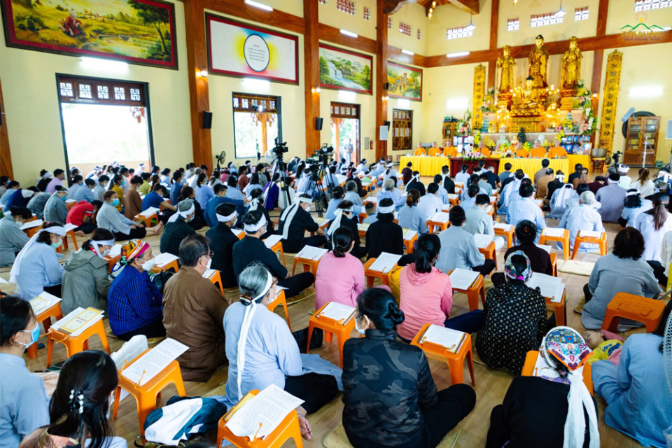 Việc làm lễ cầu siêu có thể hồi hướng giúp các hương linh phần nào được bớt khổ