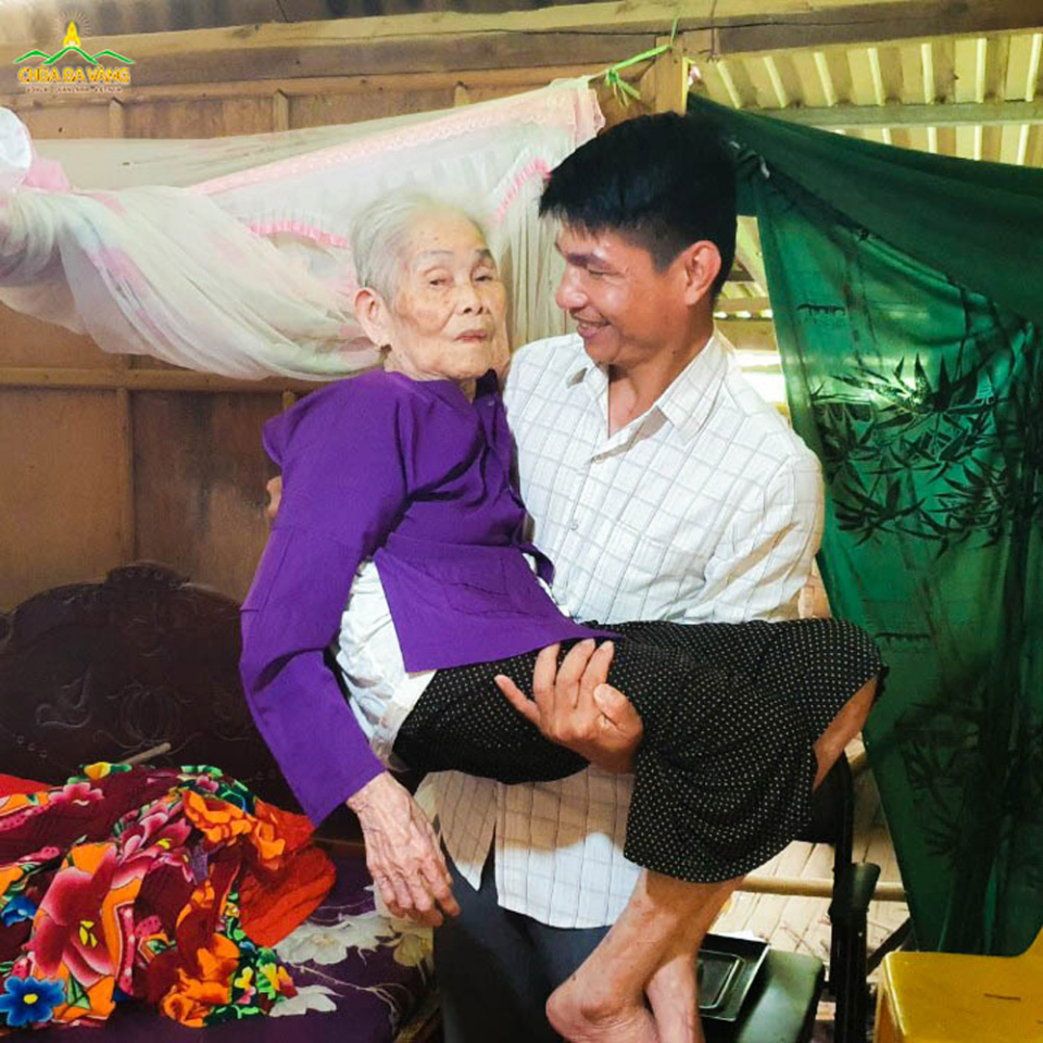 Khi cha mẹ có già yếu, người con phải phụng dưỡng kề bên, chăm sóc tận tình