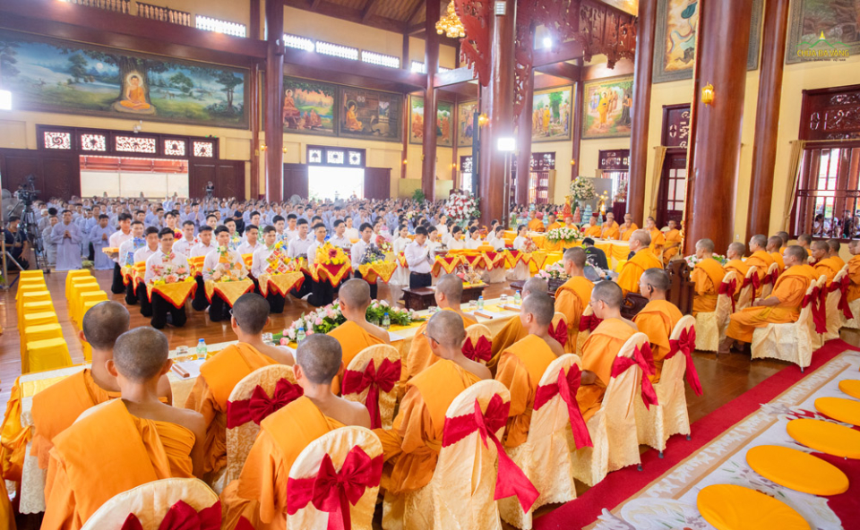 Vâng theo lời Phật dạy, các Phật tử sắm sửa phẩm vật, một lòng thành kính dâng lên cúng dường Tam Bảo cùng hiện tiền chư Tôn đức Tăng