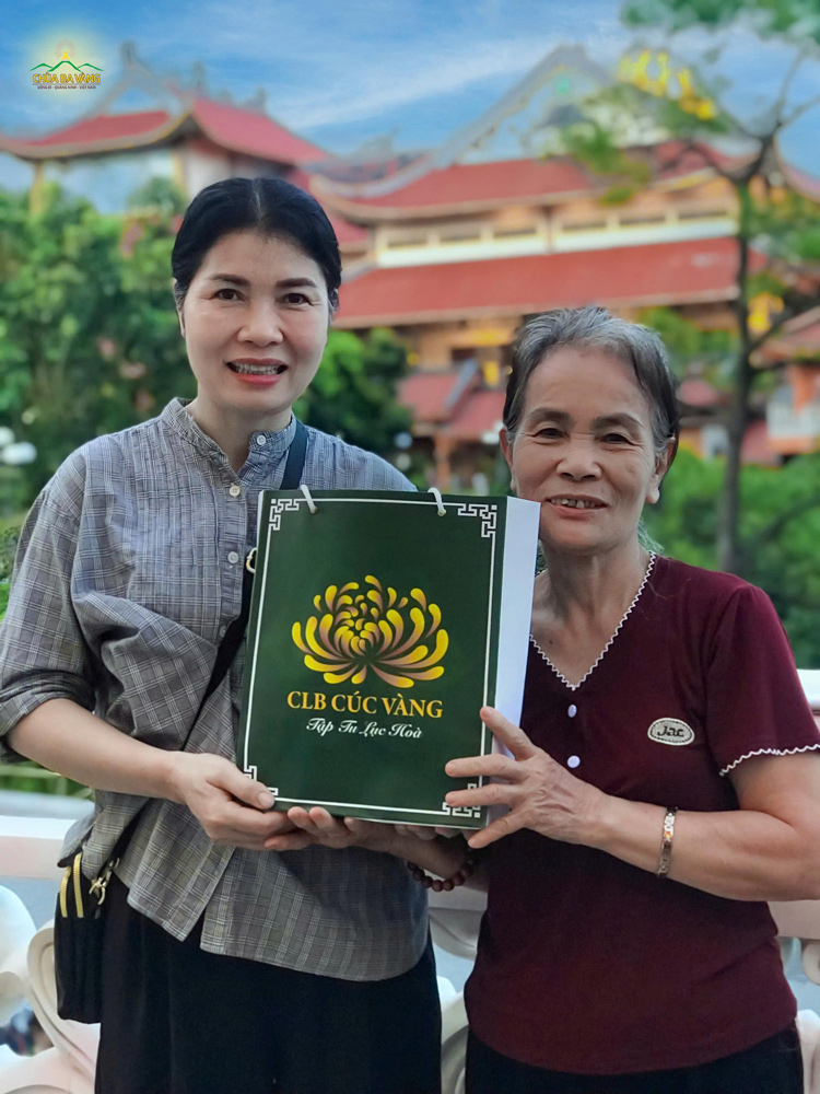 Chị Chu Thị Huyền hạnh phúc đưa mẹ là bà Nguyễn Thị Mùi về tham dự chương trình