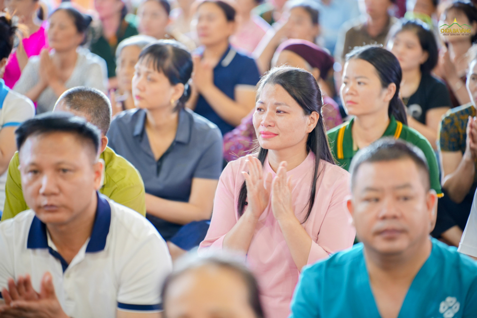 Chị Hòa xúc động và đầy biết ơn khi được tham dự chương trình