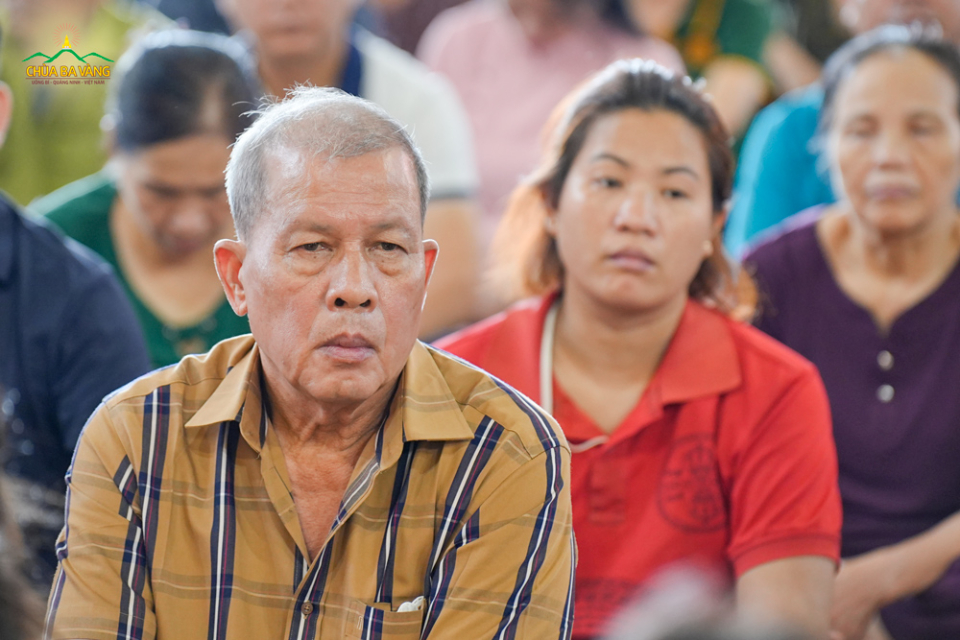 Ông Nguyễn Văn Thìn chăm chú theo dõi chương trình