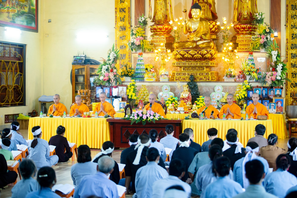Khi làm việc công đức hồi hướng cho người thân đã khuất, họ nhận được một phần, còn sáu phần phước báu thuộc về thân quyến tu tạo công đức đó