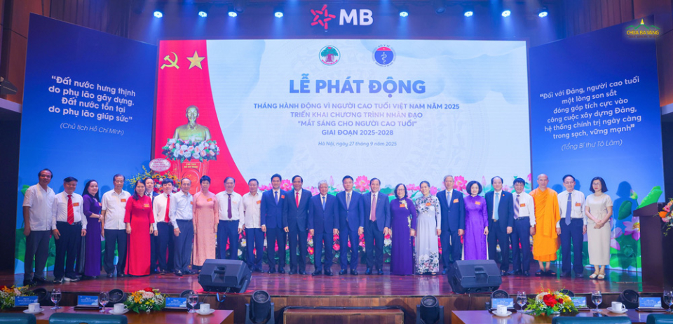 Các đại biểu chụp ảnh lưu niệm