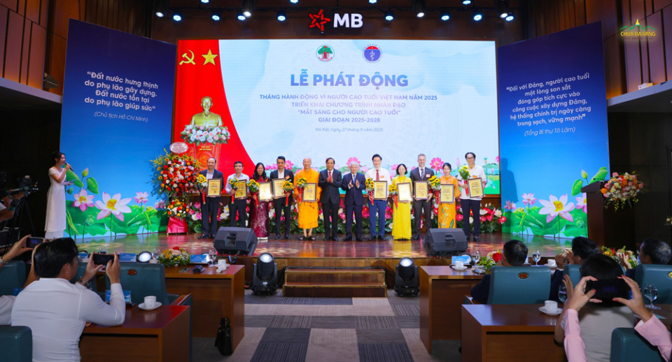 Trao bằng vinh danh tổ chức, cá nhân có nhiều đóng góp cho sự nghiệp bảo vệ, chăm sóc cũng như phát huy vai trò người cao tuổi