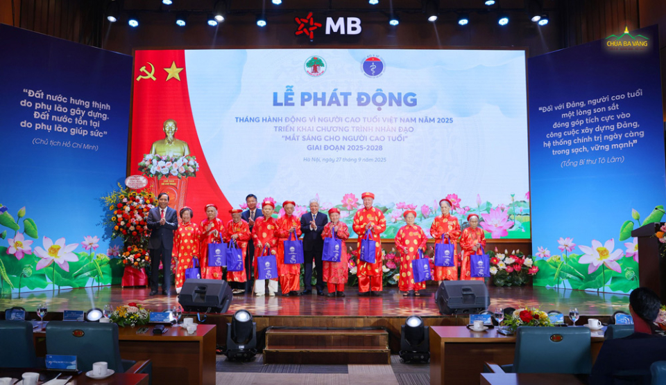 Tặng quà cho các cụ từ 90 tuổi trở lên là người cao tuổi tiêu biểu đang sinh sống tại Hà Nội