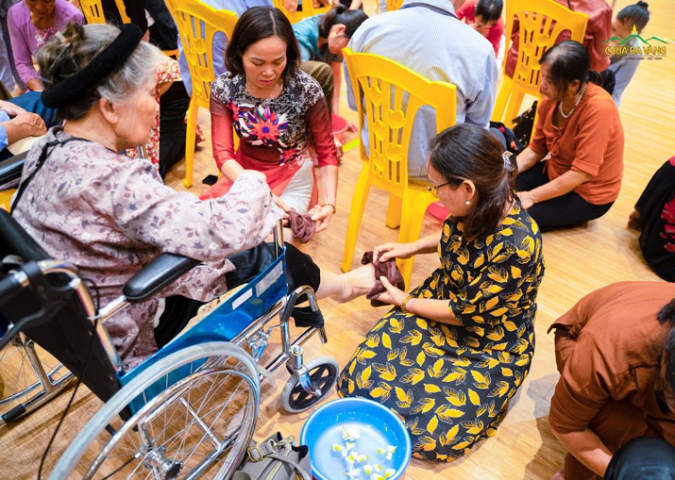 Thực hành hạnh hiếu, chăm sóc, yêu thương cha mẹ (ảnh minh họa)