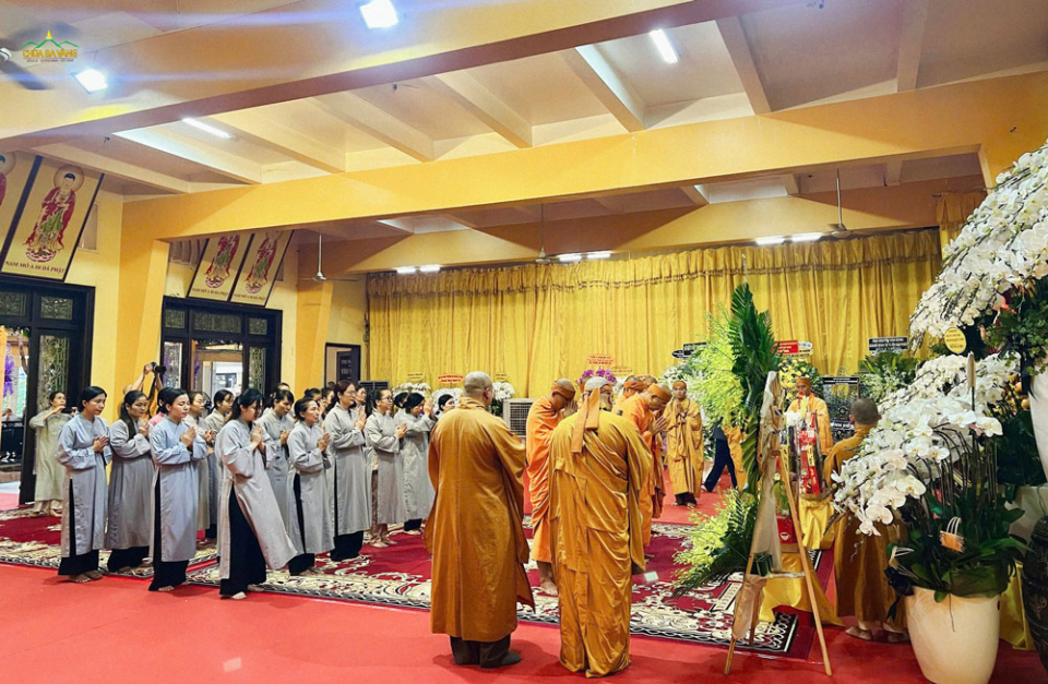 Sư Phụ Thích Trúc Thái Minh cùng chư Tăng, Phật tử chùa Ba Vàng thành kính tưởng niệm giác linh Trưởng lão Hòa thượng Thích Trí Tịnh