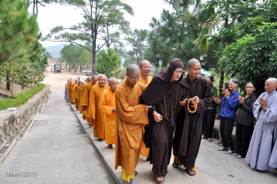 hoa-thuong-ve-chua-ba-vang-1