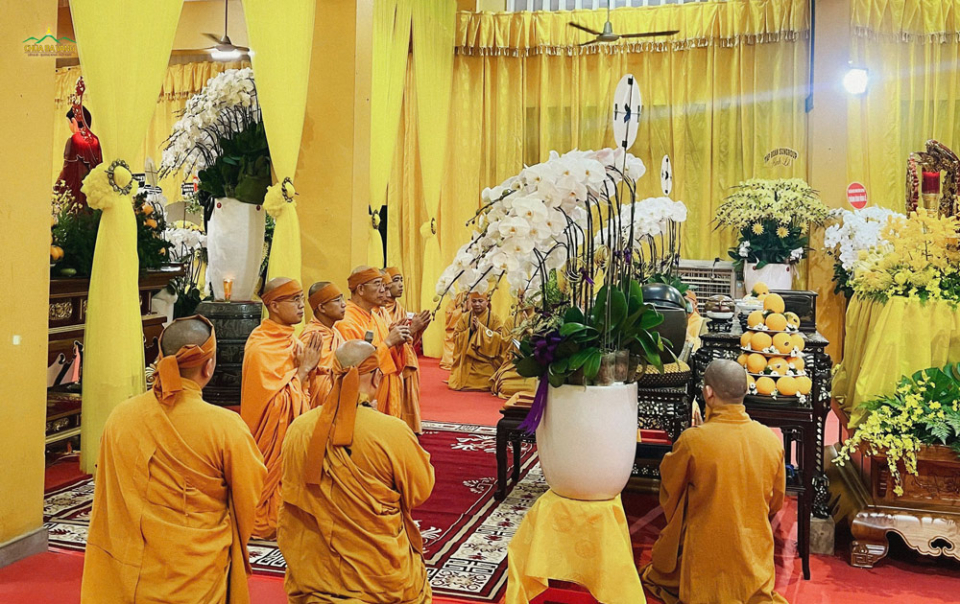 Không gian như lắng đọng cùng những tấm lòng tôn kính sâu sắc đối với bậc thạc đức cao Tăng trọn đời phụng sự đạo Pháp và dân tộc, làm lợi lạc quần sinh