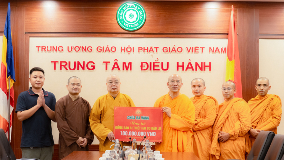 chua-ba-vang-ung-ho-dong-bao-bi-thiet-hai-do-bao-lu