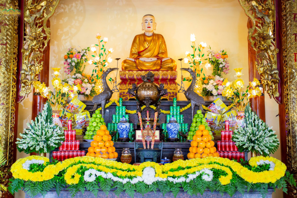 Tôn tượng Thiền sư Tuệ Bích Phổ Giác tại nhà thờ Tổ chùa Ba Vàng