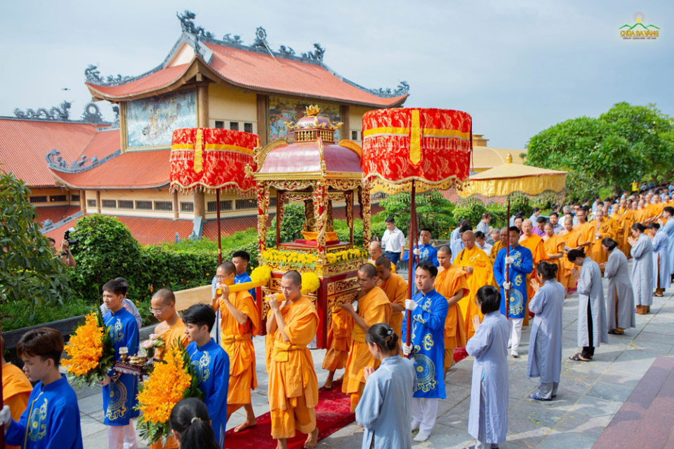 Chư Tăng, Phật tử chùa Ba Vàng trong nghi lễ cung rước linh vị Tổ sư Trúc Lâm Ma Ha Sa Môn Tuệ Bích Phổ Giác (lễ giỗ Tổ năm 2023)