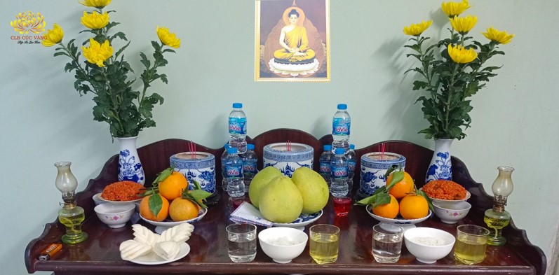 Việc tỉa chân nhang thường xuyên giúp ban thờ được sạch sẽ, trang nghiêm