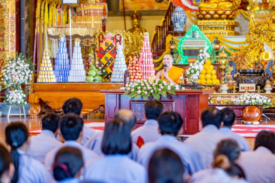 Chư Tăng truyền trao tám giới thanh tịnh trong ngày thọ Bát quan trai cho hàng Phật tử