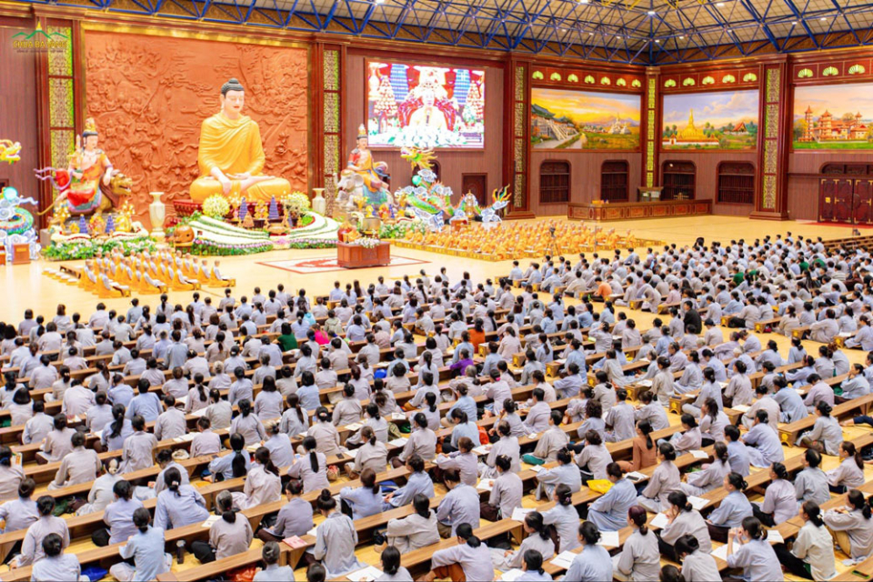 Nhân dân, Phật tử về chùa nghe Pháp trong ngày tu Bát quan trai