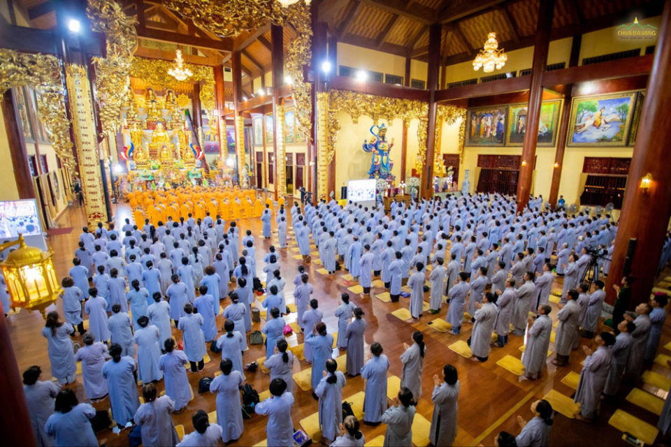 Phật tử về chùa thọ nhận Bát quan trai giới một ngày một đêm