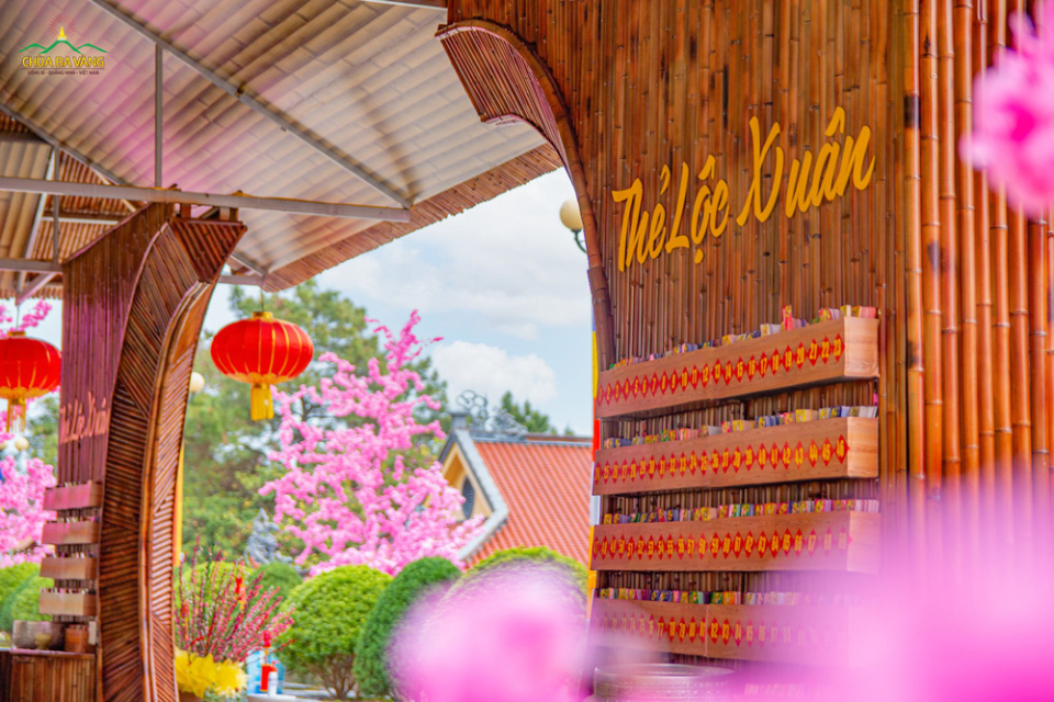 Thay vì đi xin quẻ, đầu năm chúng ta nên xin lời Phật dạy để thực hành