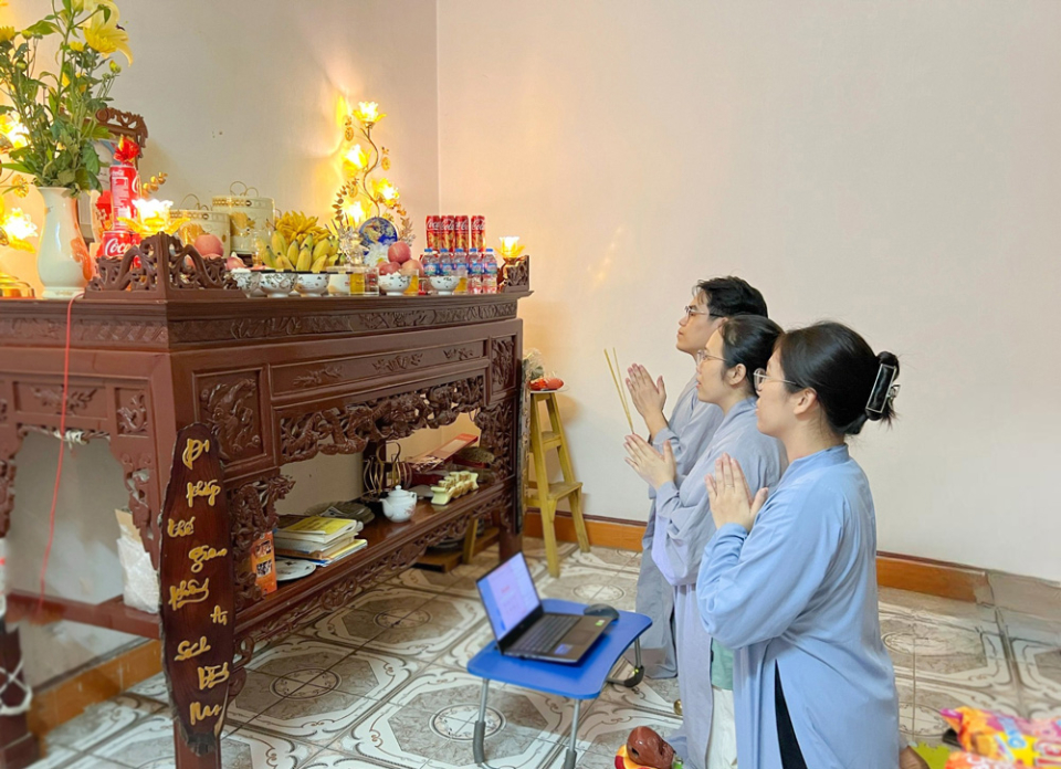 Khi cúng lễ, dùng ba tâm kính Phật, trọng Thần, hiếu nghĩa với tổ tiên (ảnh minh họa)