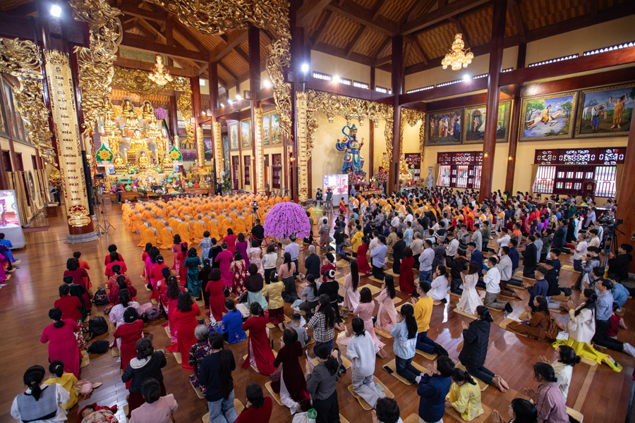 Chư Tăng Ni, Phật tử đồng phát nguyện sẽ tinh tấn tu tập để chuyển hóa thân tâm, cũng như tiếp nối hạnh nguyện của Sư Phụ