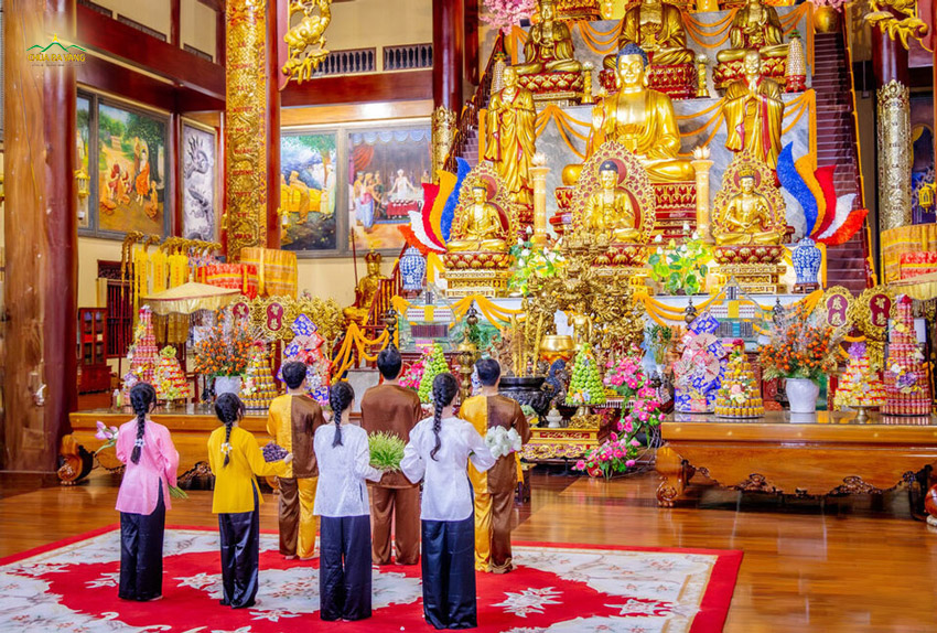 Khởi tâm hoan hỷ khi dâng cúng vật thực, làm việc thiện nơi Tam Bảo thì sẽ được phước báu (ảnh minh họa)