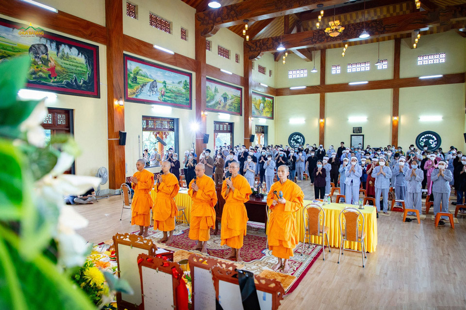 Nhà có người mất nên đến chùa tụng kinh, lễ Phật, làm phước hồi hướng cho hương linh