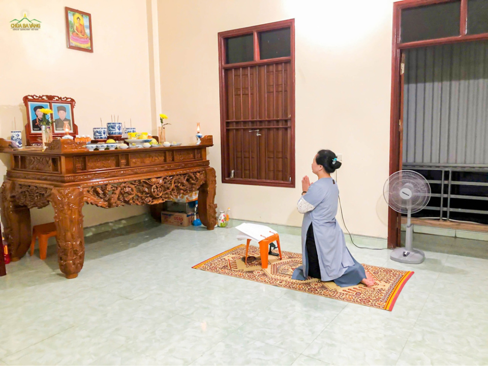 Chúng ta tụng kinh trước bàn thờ gia tiên hay bàn thờ Phật đều được, miễn là nơi đó sạch sẽ, trang nghiêm