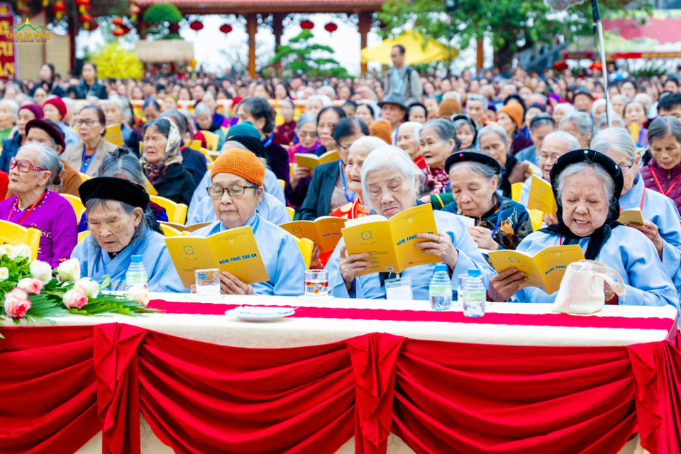 Các cụ cùng hướng tâm tụng kinh theo chư Tăng