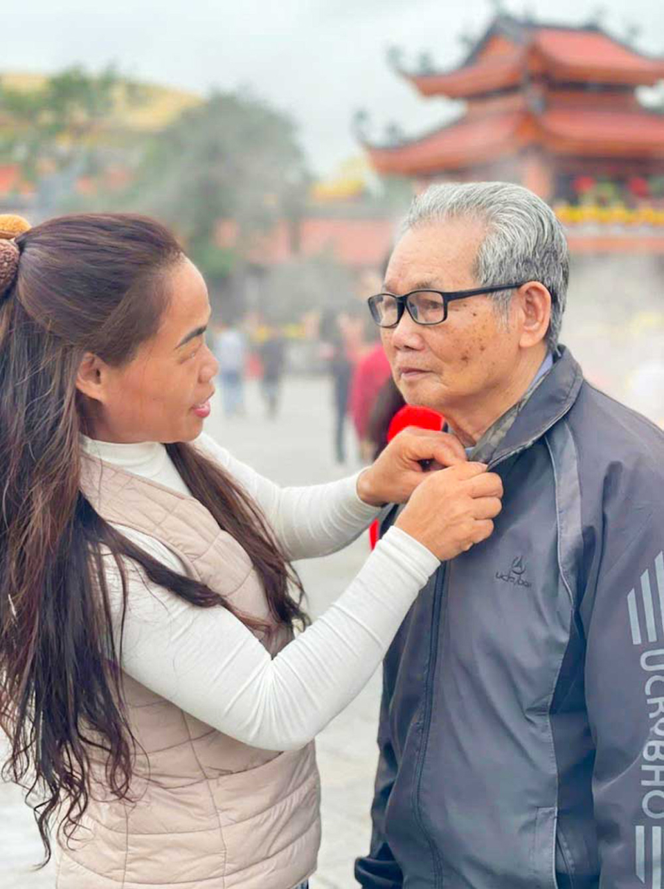 Khoảnh khắc ấm áp của cụ Trần Văn Lại và con gái