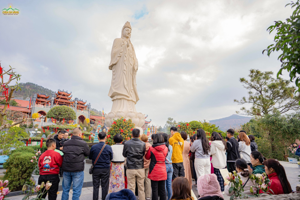 Cầu nguyện là bày tỏ những điều mong cầu, ước nguyện lên đấng thiêng liêng (Ảnh minh họa)