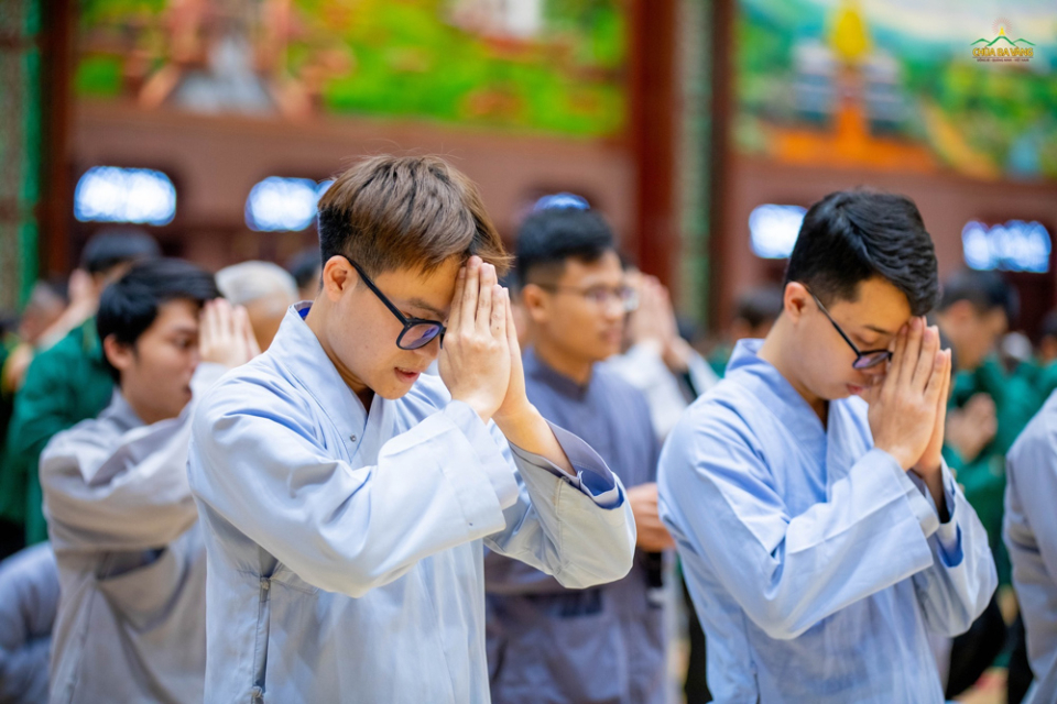 Chúng ta nên lập đàn sám hối, phát tâm cầu siêu để hóa giải hiện tượng chết trùng