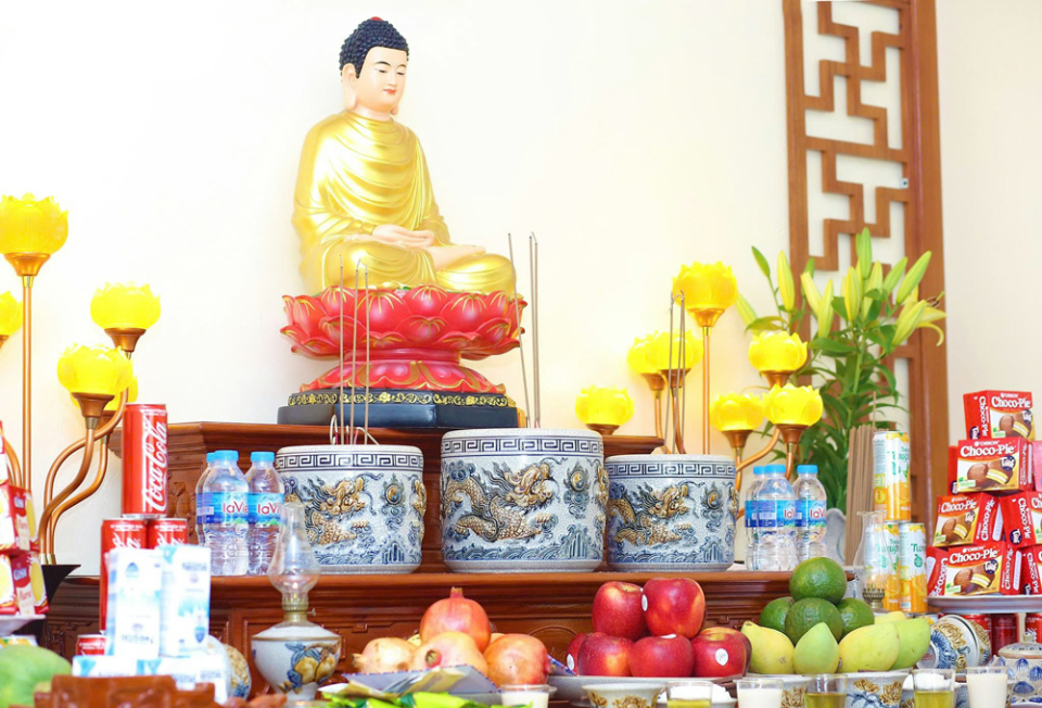 Bàn thờ Phật tại gia có 3 bát hương