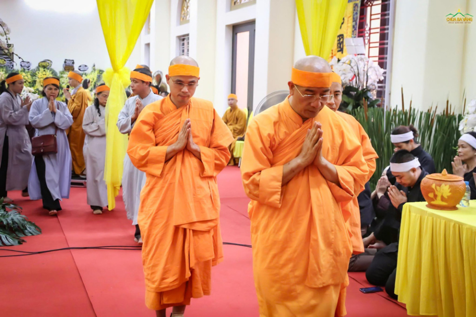 Thầy Thích Trúc Thái Minh cùng chư Tăng và Phật tử đi nhiễu, đảnh lễ kim quan của Trưởng lão Hòa thượng