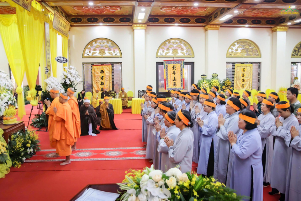 Lễ viếng được diễn ra trong không khí trang nghiêm tại Giác linh đường chùa Thánh Long, phường Trần Lãm, tỉnh Hưng Yên
